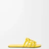 Chanclas Petal Anagram en piel de becerro suave amarilla Chanclas Petal Anagram en piel de becerro suave amarilla