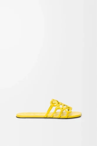 Chanclas Petal Anagram en piel de becerro suave amarilla