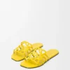 Chanclas Petal Anagram en piel de becerro suave amarilla Chanclas Petal Anagram en piel de becerro suave amarilla