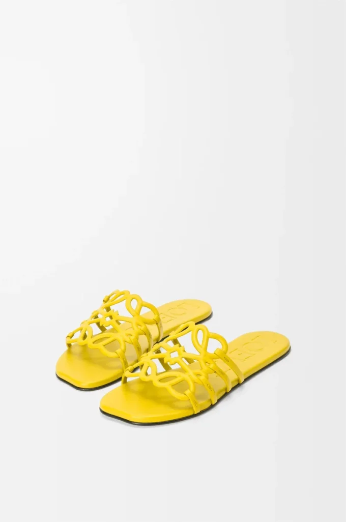 Chanclas Petal Anagram en piel de becerro suave amarilla Chanclas Petal Anagram en piel de becerro suave amarilla