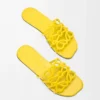 Chanclas Petal Anagram en piel de becerro suave amarilla Chanclas Petal Anagram en piel de becerro suave amarilla