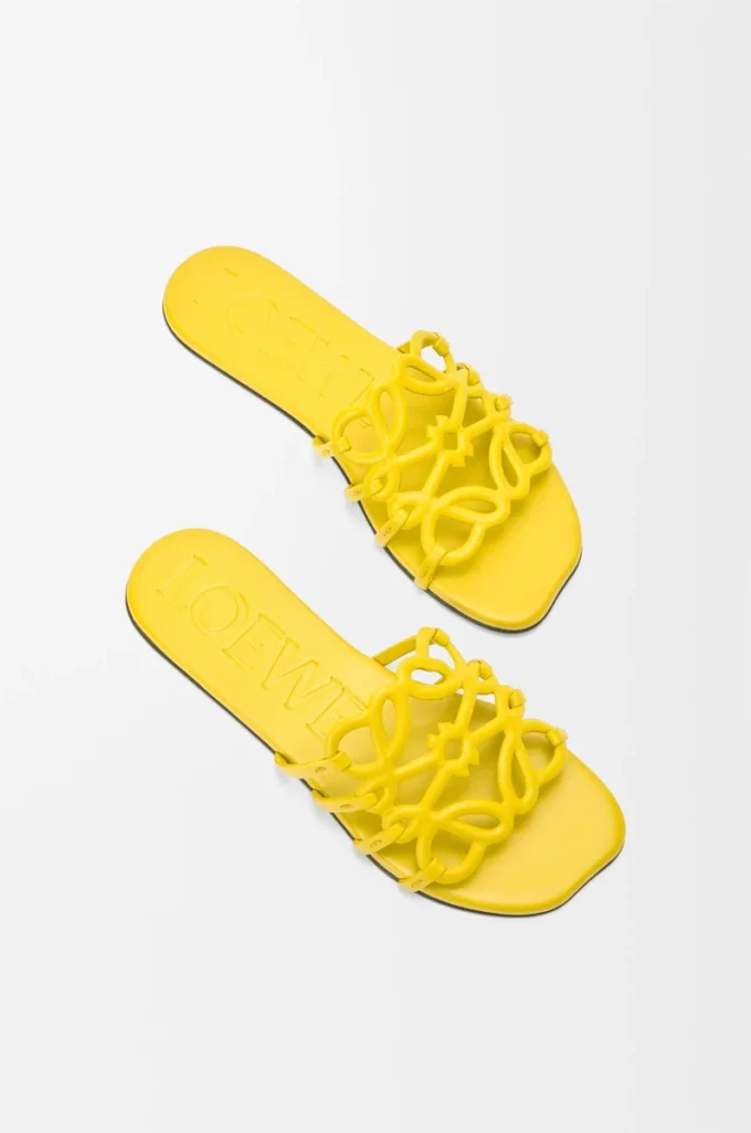 Chanclas Petal Anagram en piel de becerro suave amarilla Chanclas Petal Anagram en piel de becerro suave amarilla