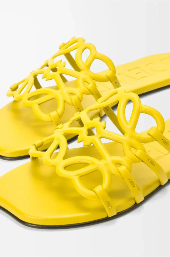 Chanclas Petal Anagram en piel de becerro suave amarilla Chanclas Petal Anagram en piel de becerro suave amarilla