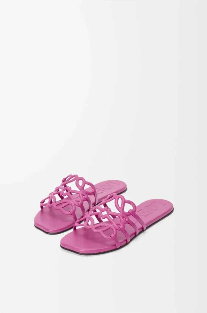 Chanclas Petal Anagram en piel de becerro suave fucsia Chanclas Petal Anagram en piel de becerro suave fucsia