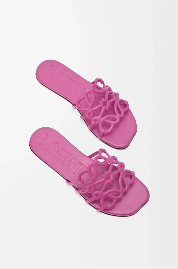 Chanclas Petal Anagram en piel de becerro suave fucsia Chanclas Petal Anagram en piel de becerro suave fucsia
