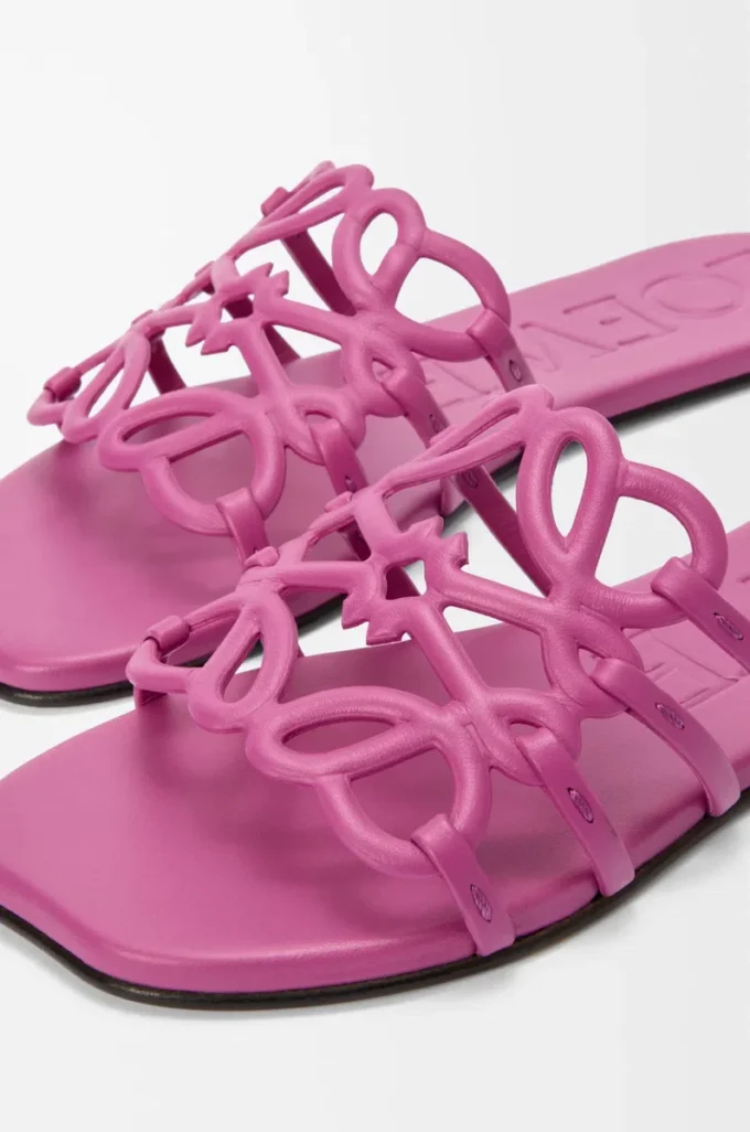 Chanclas Petal Anagram en piel de becerro suave fucsia Chanclas Petal Anagram en piel de becerro suave fucsia
