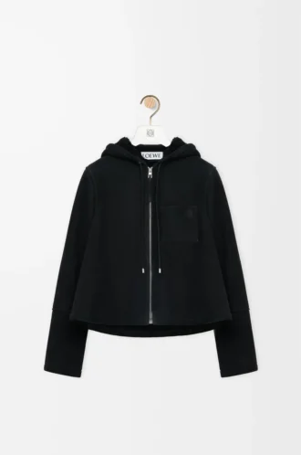 Chaqueta con capucha de piel de oveja negra