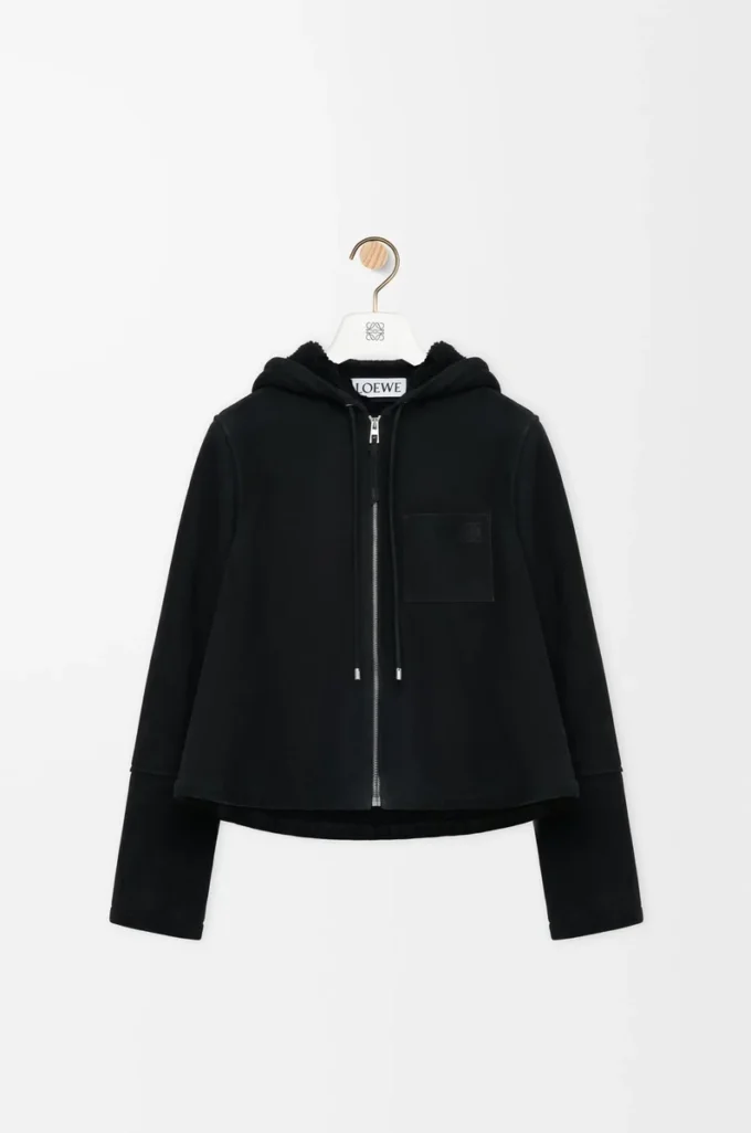 Chaqueta con capucha de piel de oveja negra Chaqueta con capucha de piel de oveja negra