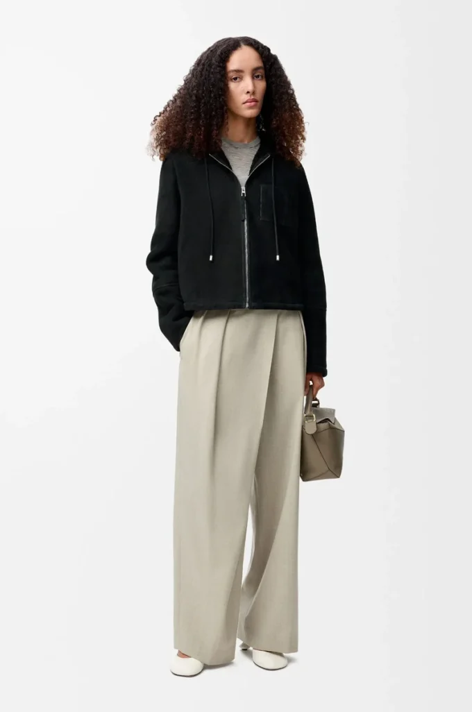 Chaqueta con capucha de piel de oveja negra Chaqueta con capucha de piel de oveja negra