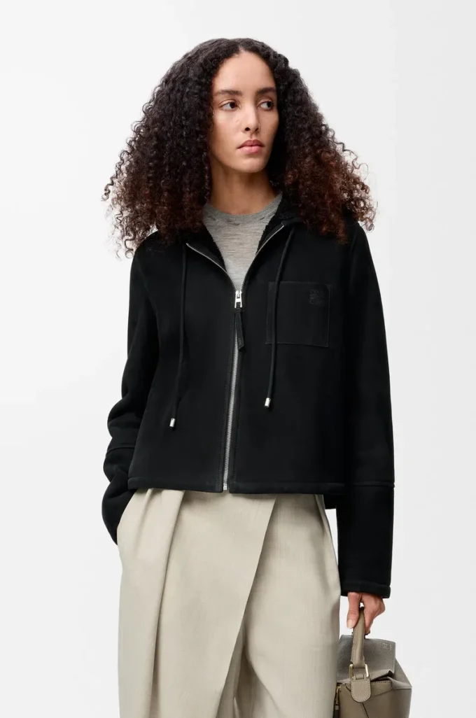 Chaqueta con capucha de piel de oveja negra Chaqueta con capucha de piel de oveja negra