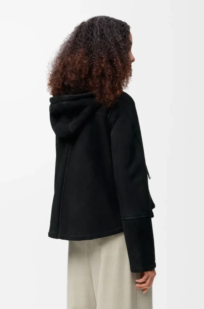 Chaqueta con capucha de piel de oveja negra Chaqueta con capucha de piel de oveja negra