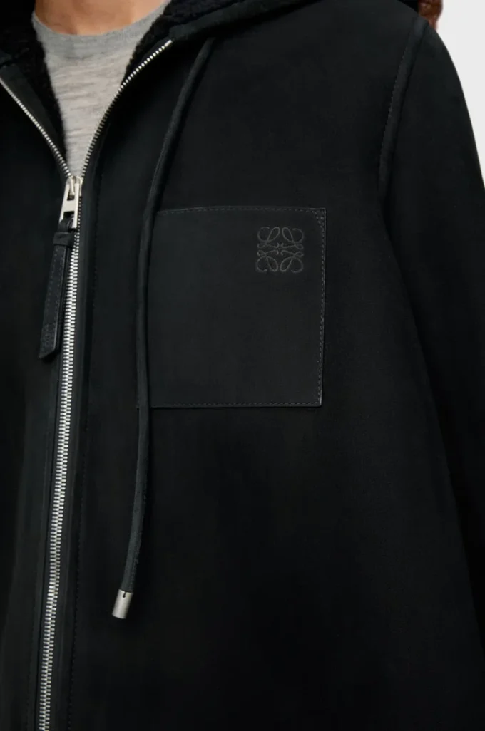 Chaqueta con capucha de piel de oveja negra Chaqueta con capucha de piel de oveja negra