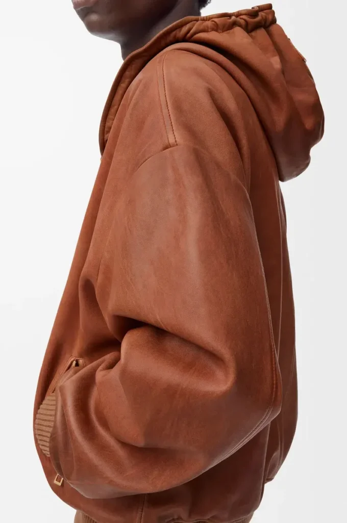 Chaqueta con capucha en piel de cordero napa color tostado Chaqueta con capucha en piel de cordero napa color tostado