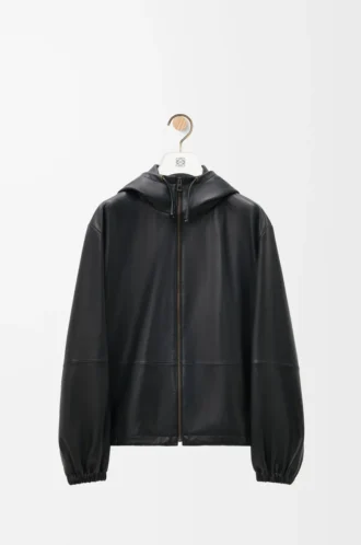 Chaqueta con capucha en piel de cordero napa. Negro