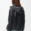 Chaqueta con capucha en piel de cordero napa. Negro Chaqueta con capucha en piel de cordero napa. Negro