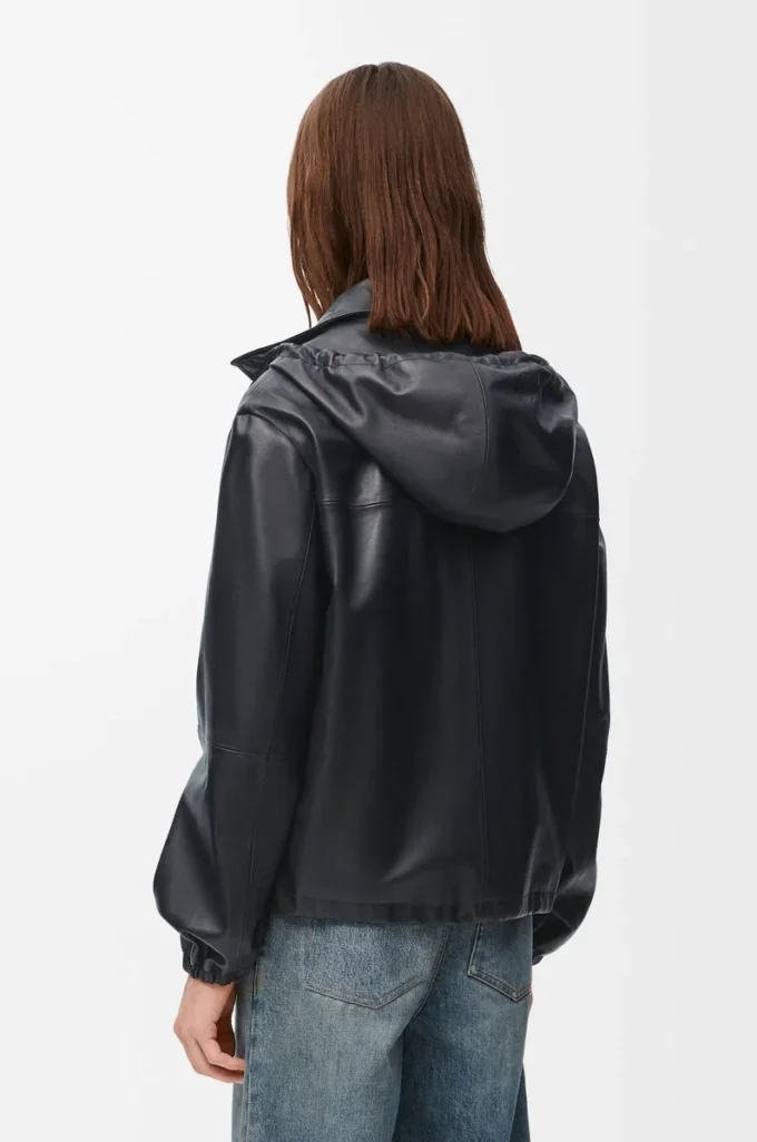 Chaqueta con capucha en piel de cordero napa. Negro Chaqueta con capucha en piel de cordero napa. Negro
