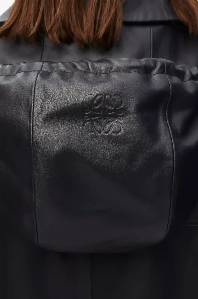 Chaqueta con capucha en piel de cordero napa. Negro Chaqueta con capucha en piel de cordero napa. Negro
