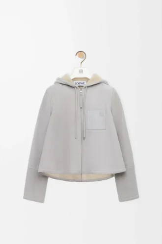 Chaqueta con capucha en piel de oveja gris claro jaspeado