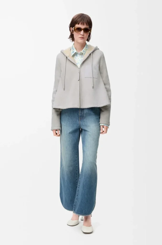 Chaqueta con capucha en piel de oveja gris claro jaspeado Chaqueta con capucha en piel de oveja gris claro jaspeado