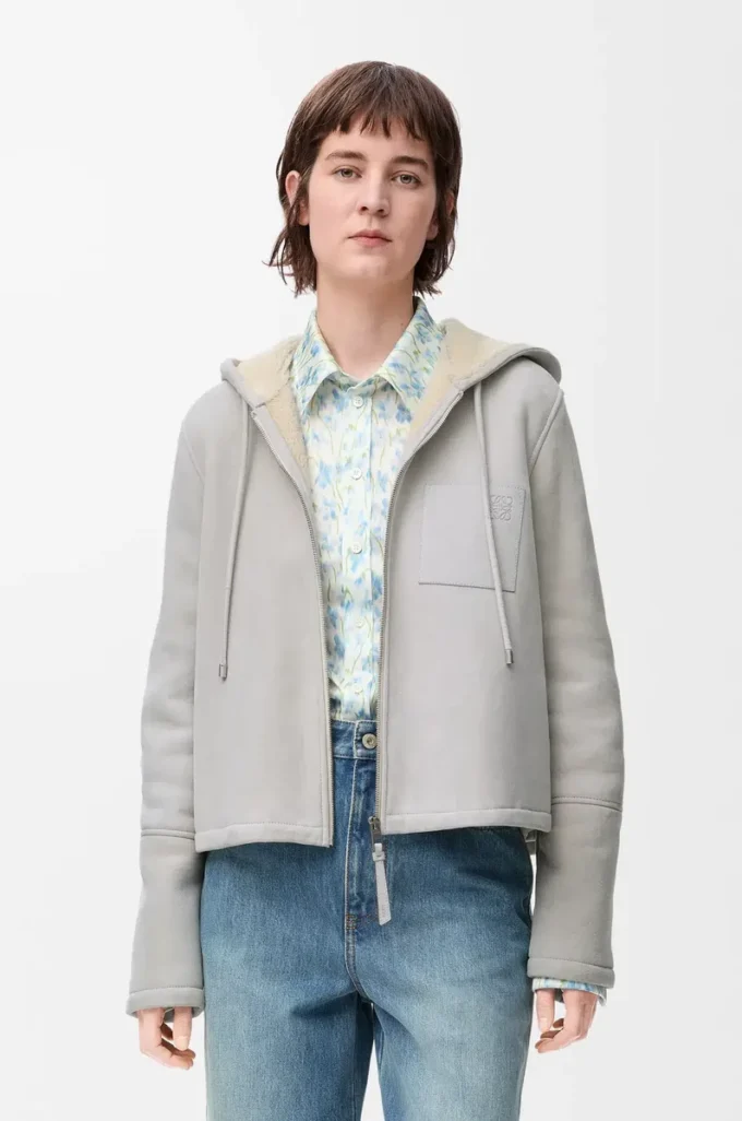 Chaqueta con capucha en piel de oveja gris claro jaspeado Chaqueta con capucha en piel de oveja gris claro jaspeado