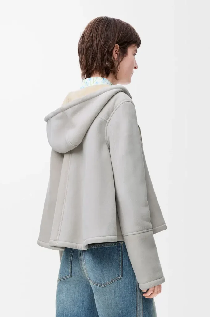 Chaqueta con capucha en piel de oveja gris claro jaspeado Chaqueta con capucha en piel de oveja gris claro jaspeado