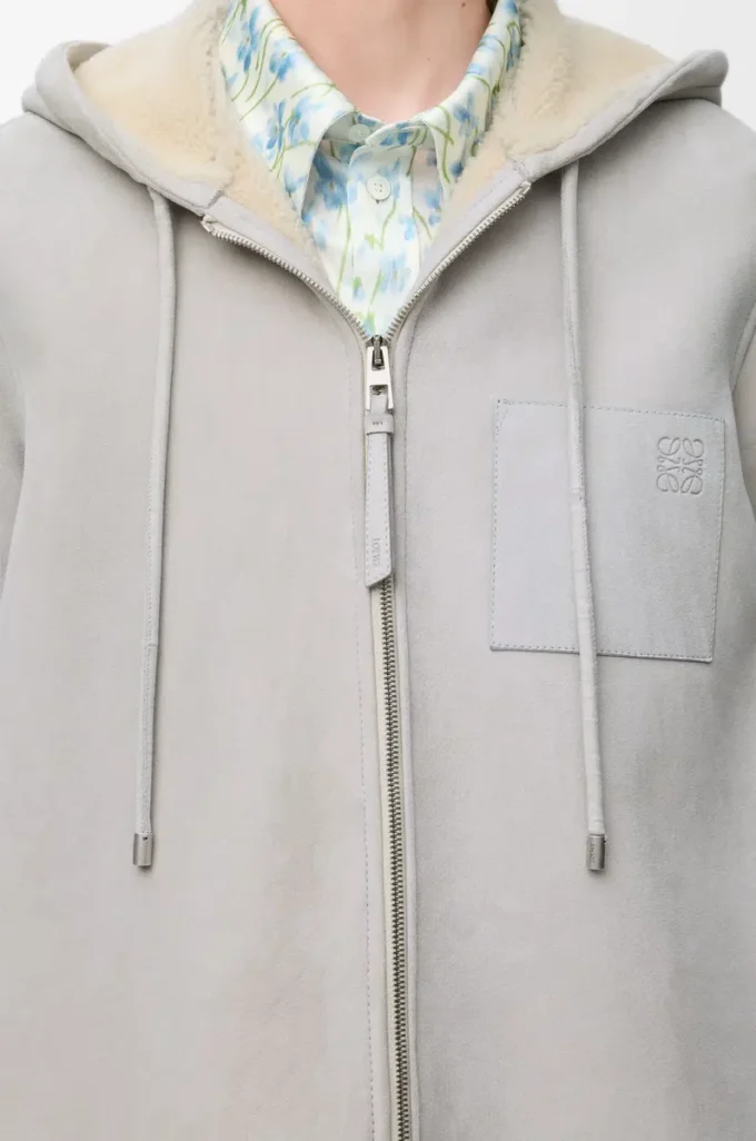 Chaqueta con capucha en piel de oveja gris claro jaspeado Chaqueta con capucha en piel de oveja gris claro jaspeado
