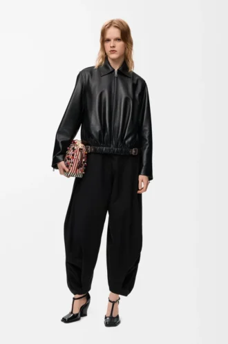 Chaqueta con cinturón de piel de cordero napa negra