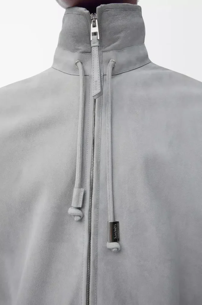 Chaqueta con cremallera de ante de cordero gris claro
