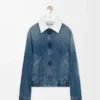 Chaqueta con cremallera en denim azul. Chaqueta con cremallera en denim azul.