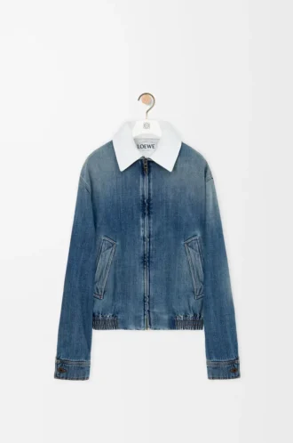 Chaqueta con cremallera en denim azul.