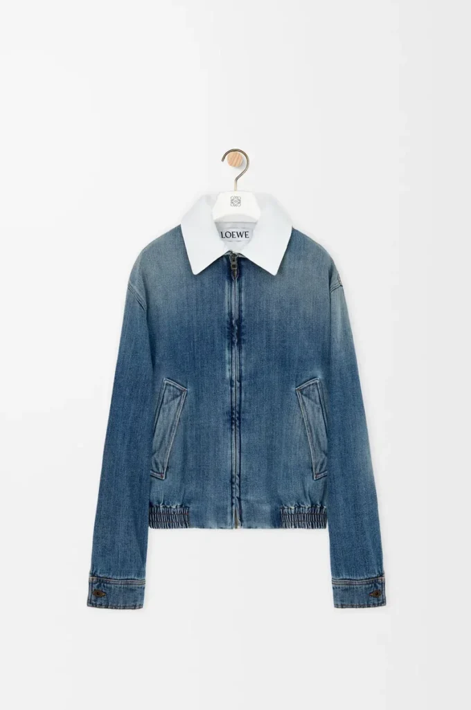 Chaqueta con cremallera en denim azul. Chaqueta con cremallera en denim azul.