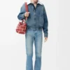 Chaqueta con cremallera en denim azul. Chaqueta con cremallera en denim azul.