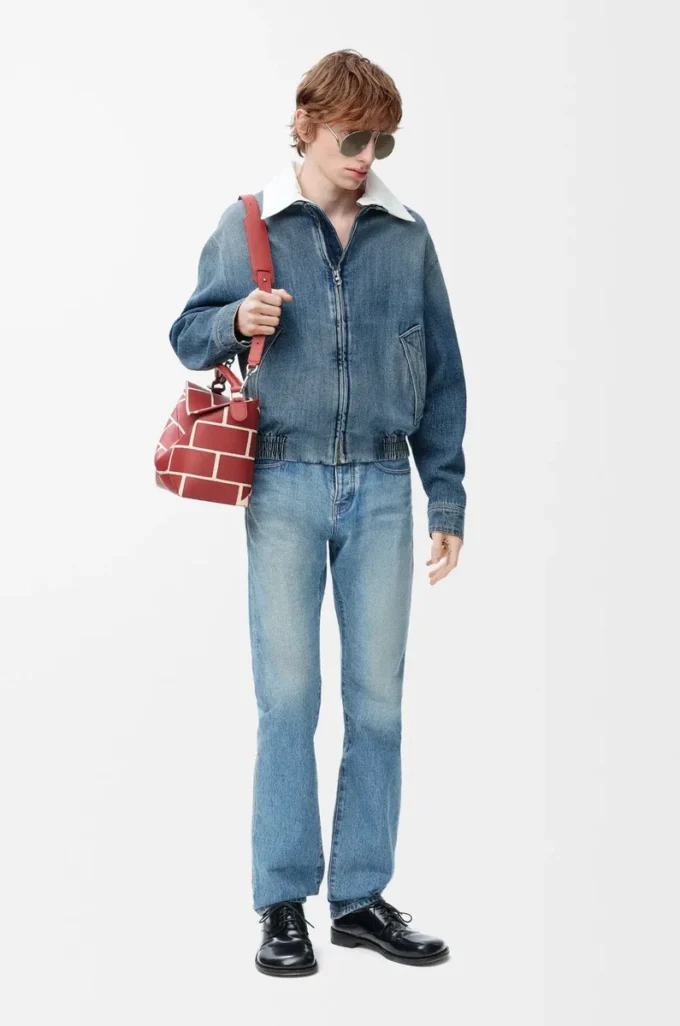Chaqueta con cremallera en denim azul. Chaqueta con cremallera en denim azul.