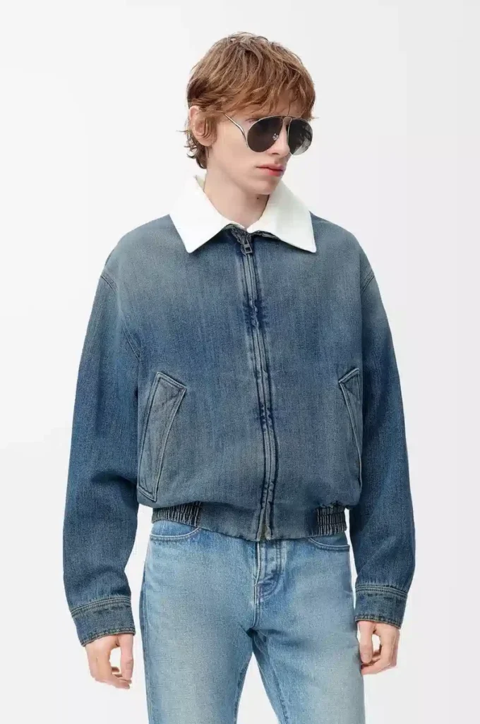 Chaqueta con cremallera en denim azul. Chaqueta con cremallera en denim azul.