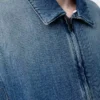 Chaqueta con cremallera en denim azul. Chaqueta con cremallera en denim azul.
