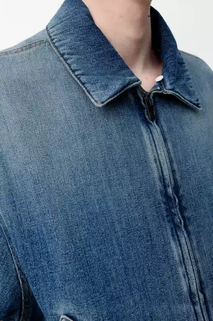 Chaqueta con cremallera en denim azul. Chaqueta con cremallera en denim azul.