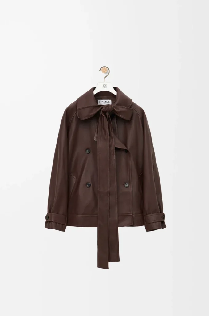 Chaqueta con lazo en piel de cordero napa color chocolate oscuro Chaqueta con lazo en piel de cordero napa color chocolate oscuro