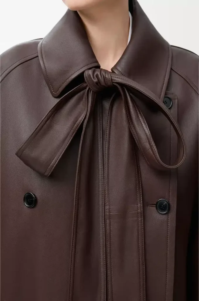 Chaqueta con lazo en piel de cordero napa color chocolate oscuro Chaqueta con lazo en piel de cordero napa color chocolate oscuro