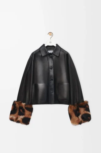Chaqueta con solapas en piel de cordero napa.