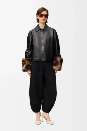 Chaqueta con solapas en piel de cordero napa.