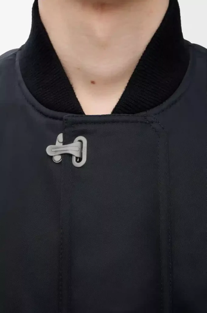 Chaqueta de nailon negro