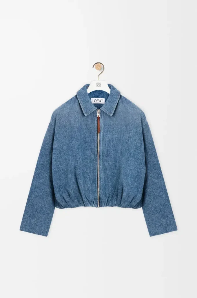 Chaqueta drapeada en denim azul índigo Chaqueta drapeada en denim azul índigo