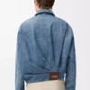 Chaqueta drapeada en denim azul índigo Chaqueta drapeada en denim azul índigo