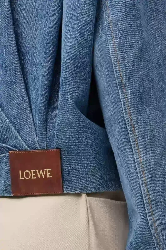 Chaqueta drapeada en denim azul índigo Chaqueta drapeada en denim azul índigo
