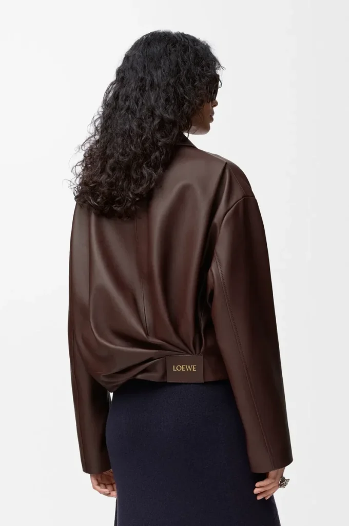 Chaqueta drapeada en piel de cordero napa marrón chocolate Chaqueta drapeada en piel de cordero napa marrón chocolate