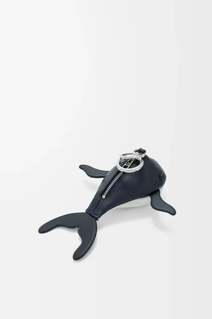 Colgante ballena en piel de becerro clásica azul medianoche/blanco