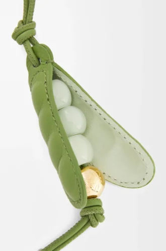 Colgante en forma de vaina de guisante en piel de becerro clásica verde primavera/jade primavera