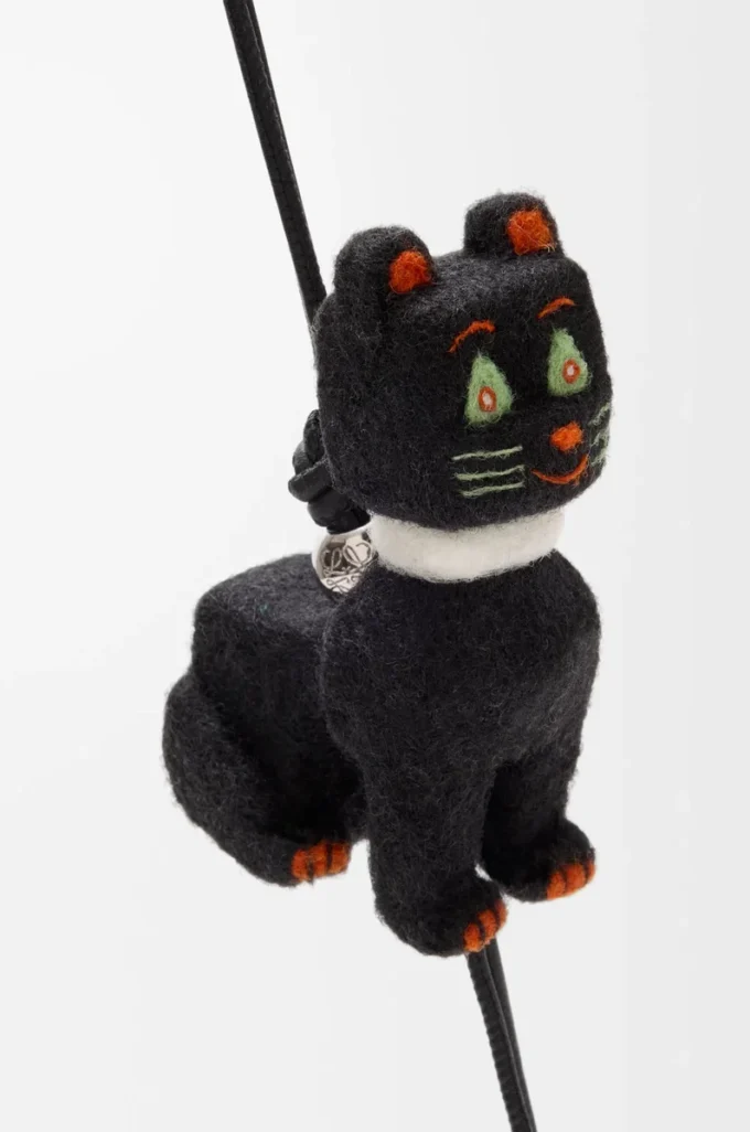 Colgante Futurist Cat en fieltro negro/naranja Colgante Futurist Cat en fieltro negro/naranja
