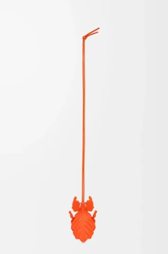Colgante llavero con forma de insecto hoja en piel de becerro clásica naranja vivo Colgante llavero con forma de insecto hoja en piel de becerro clásica naranja vivo