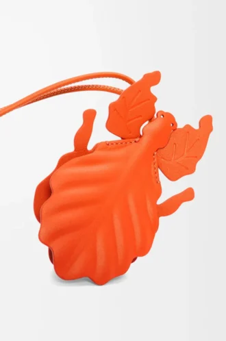 Colgante llavero con forma de insecto hoja en piel de becerro clásica naranja vivo Colgante llavero con forma de insecto hoja en piel de becerro clásica naranja vivo